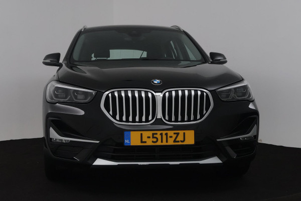 BMW X1 SDrive20i Business Edition Plus (TREKHAAK, STOELVERWARMING, CAMERA, SFEERVERLICHTING, DIGITALE COCKPIT)