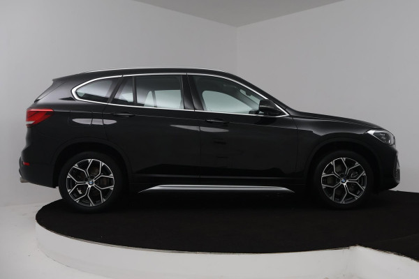 BMW X1 SDrive20i Business Edition Plus (TREKHAAK, STOELVERWARMING, CAMERA, SFEERVERLICHTING, DIGITALE COCKPIT)