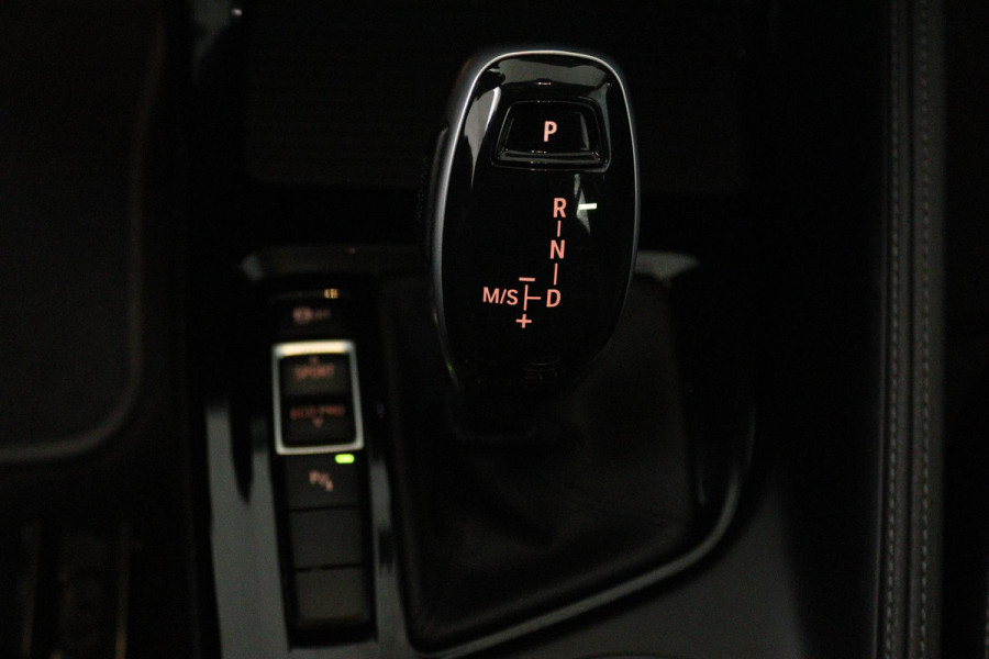 BMW X1 SDrive20i Business Edition Plus (TREKHAAK, STOELVERWARMING, CAMERA, SFEERVERLICHTING, DIGITALE COCKPIT)