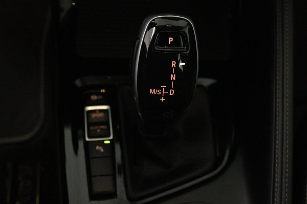 BMW X1 SDrive20i Business Edition Plus (TREKHAAK, STOELVERWARMING, CAMERA, SFEERVERLICHTING, DIGITALE COCKPIT)
