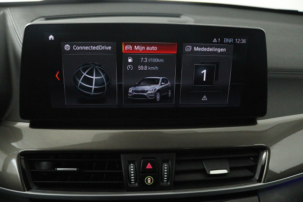 BMW X1 SDrive20i Business Edition Plus (TREKHAAK, STOELVERWARMING, CAMERA, SFEERVERLICHTING, DIGITALE COCKPIT)