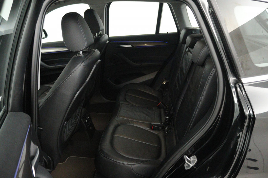 BMW X1 SDrive20i Business Edition Plus (TREKHAAK, STOELVERWARMING, CAMERA, SFEERVERLICHTING, DIGITALE COCKPIT)