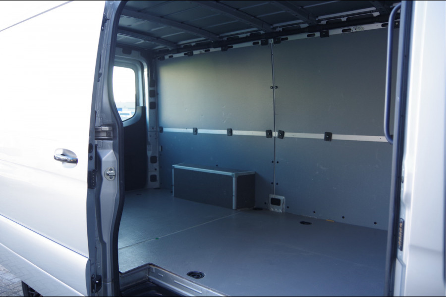 Mercedes-Benz Sprinter 319 3.0 CDI V6 L2H1 AUT. LED, MBUX 10'', 3.5T TREKHAAK, STOELVERWARMING, CAMERA, NAVI, CRUISE, CLIMA, PARKEERSENSOREN, CARPLAY