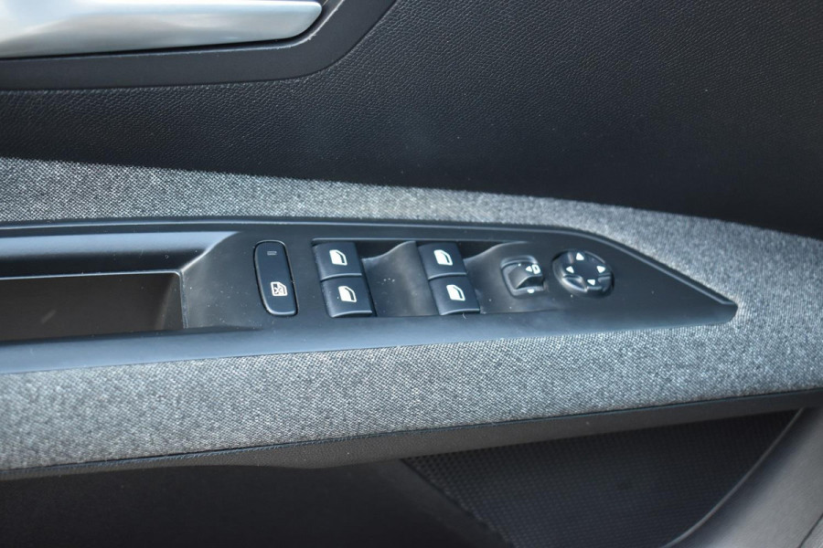 Peugeot 5008 1.2 PureTech 7 Persoons Navi Carplay Camera Trekhaak Dealer Onderhouden