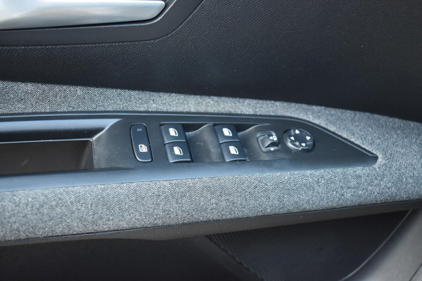 Peugeot 5008 1.2 PureTech 7 Persoons Navi Carplay Camera Trekhaak Dealer Onderhouden