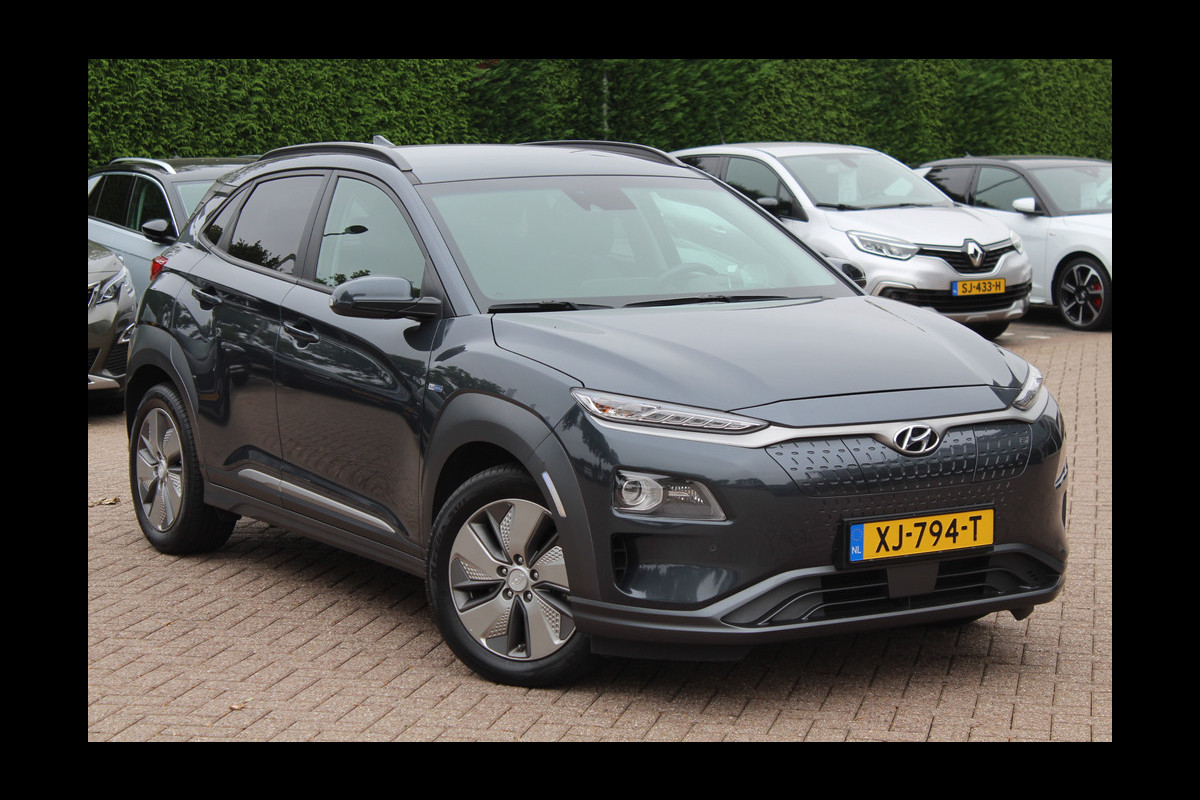 Hyundai Kona EV Premium 64 kWh / Camera / Leder / Head-up / 18'' / Navigatie / Stuur+Stoelverwarming / Keyless / KRELL Audio / DAB / ACC