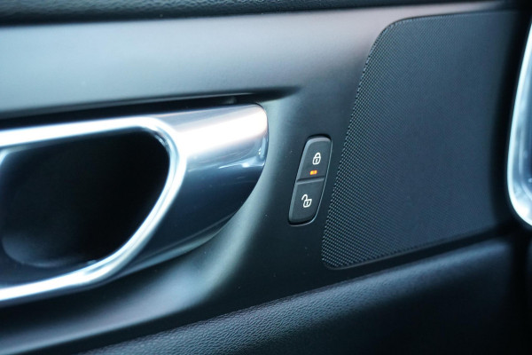 Volvo V60 2.0 T4 Momentum Pro + LEDER / PANO / TREKHAAK ELEKTRISCH
