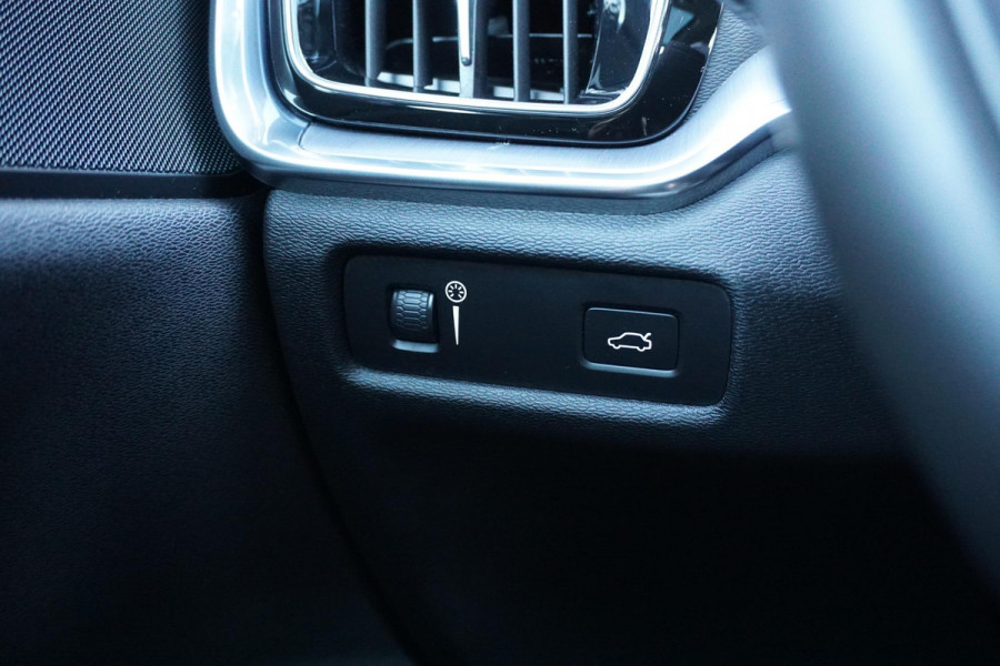 Volvo V60 2.0 T4 Momentum Pro + LEDER / PANO / TREKHAAK ELEKTRISCH