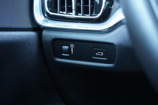 Volvo V60 2.0 T4 Momentum Pro + LEDER / PANO / TREKHAAK ELEKTRISCH