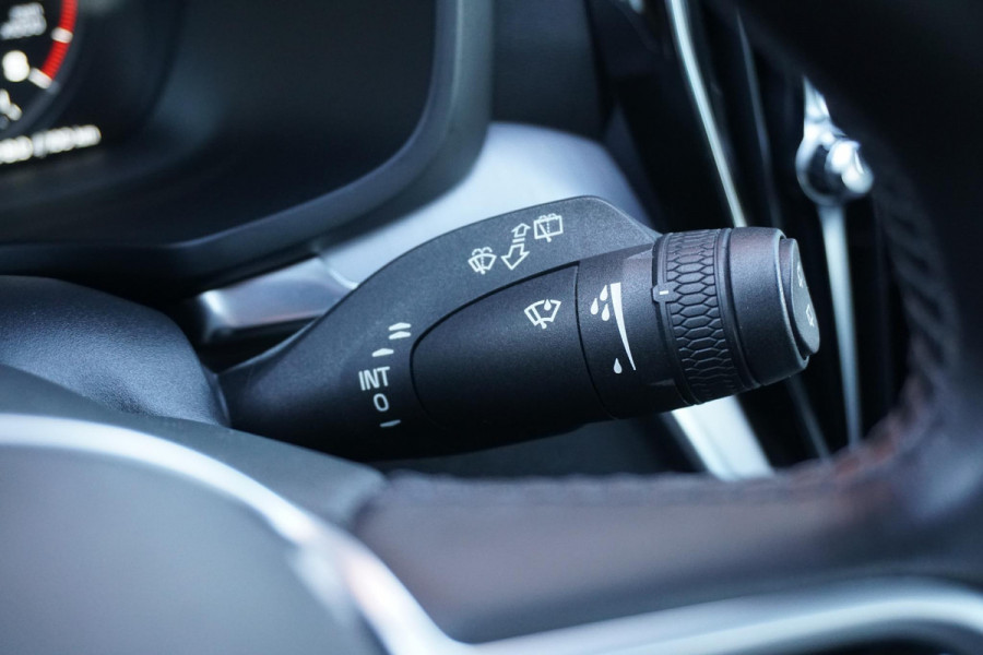 Volvo V60 2.0 T4 Momentum Pro + LEDER / PANO / TREKHAAK ELEKTRISCH