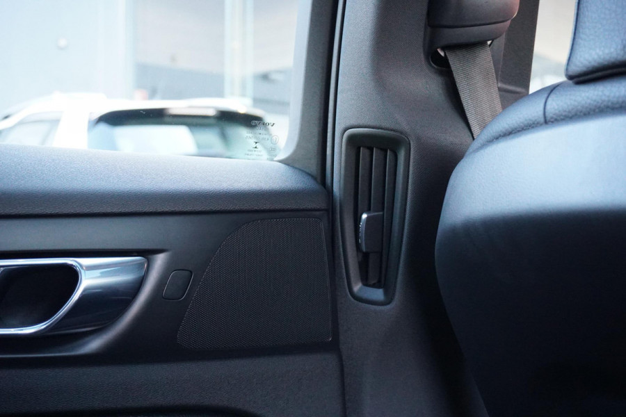 Volvo V60 2.0 T4 Momentum Pro + LEDER / PANO / TREKHAAK ELEKTRISCH