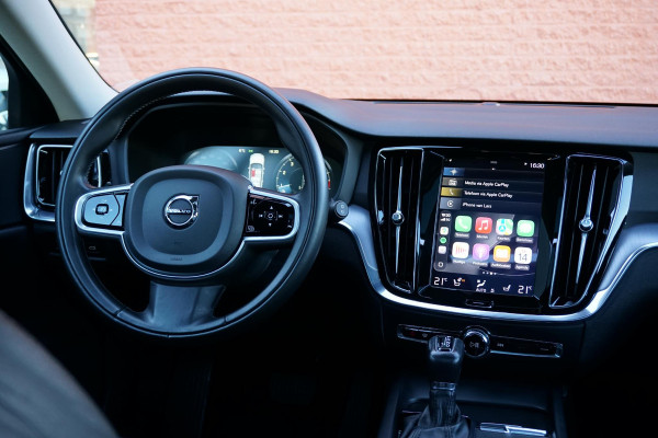 Volvo V60 2.0 T4 Momentum Pro + LEDER / PANO / TREKHAAK ELEKTRISCH
