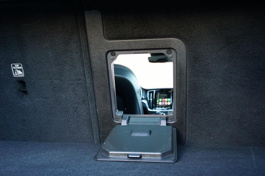 Volvo V60 2.0 T4 Momentum Pro + LEDER / PANO / TREKHAAK ELEKTRISCH