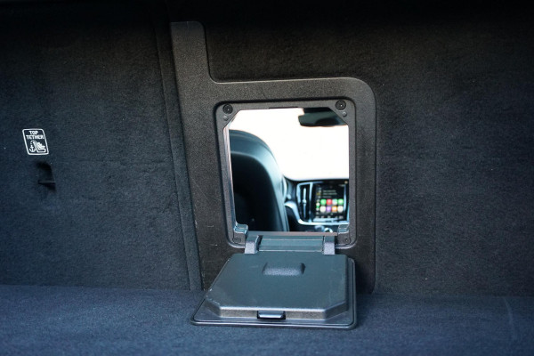 Volvo V60 2.0 T4 Momentum Pro + LEDER / PANO / TREKHAAK ELEKTRISCH