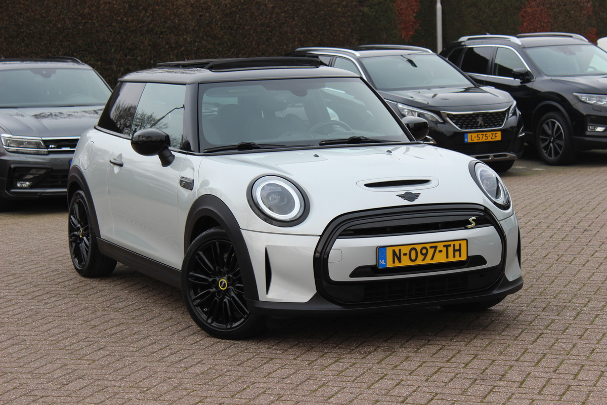 MINI Mini Electric Business Edition 33 kWh / SOH 93% / Panoramadak / Leder / Keyless / 17'' / CarPlay / Navigatie / Stuur+Stoelverwarming / Cruise Control / LED Koplampen