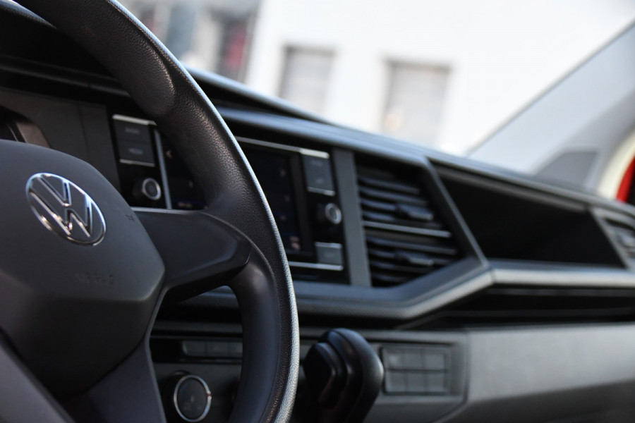 Volkswagen Transporter 2.0 TDI L2H1 30 DC PB Edition MARGE! Camera, Cruise, Carplay, 150pk, Trekhaak, Multimedia, Automaat, Sensoren, Uniek!