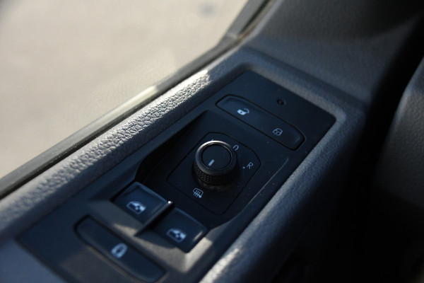 Volkswagen Transporter 2.0 TDI L2H1 30 DC PB Edition MARGE! Camera, Cruise, Carplay, 150pk, Trekhaak, Multimedia, Automaat, Sensoren, Uniek!