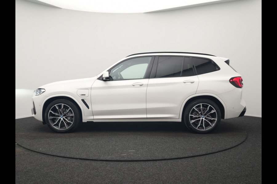 BMW X3 xDrive30e M Sport Plug In Hybrid 293pk Dealer O.H PHEV | Laser LED | 360 Camera | 20"L.M | Head Up | Shadow Line | Lederen Sportstoelen Verwarmd | Sfeerverlichting | BLIS |