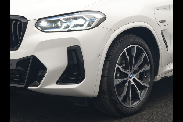 BMW X3 xDrive30e M Sport Plug In Hybrid 293pk Dealer O.H PHEV | Laser LED | 360 Camera | 20"L.M | Head Up | Shadow Line | Lederen Sportstoelen Verwarmd | Sfeerverlichting | BLIS |