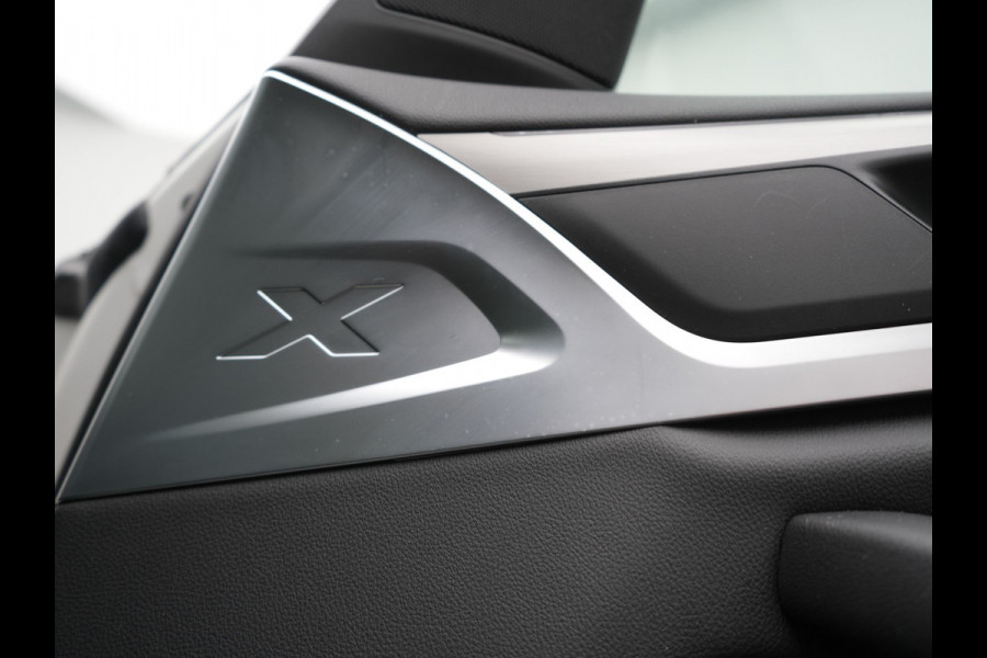 BMW X3 xDrive30e M Sport Plug In Hybrid 293pk Dealer O.H PHEV | Laser LED | 360 Camera | 20"L.M | Head Up | Shadow Line | Lederen Sportstoelen Verwarmd | Sfeerverlichting | BLIS |