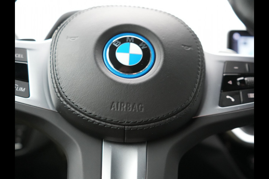 BMW X3 xDrive30e M Sport Plug In Hybrid 293pk Dealer O.H PHEV | Laser LED | 360 Camera | 20"L.M | Head Up | Shadow Line | Lederen Sportstoelen Verwarmd | Sfeerverlichting | BLIS |