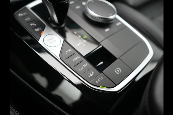 BMW X3 xDrive30e M Sport Plug In Hybrid 293pk Dealer O.H PHEV | Laser LED | 360 Camera | 20"L.M | Head Up | Shadow Line | Lederen Sportstoelen Verwarmd | Sfeerverlichting | BLIS |