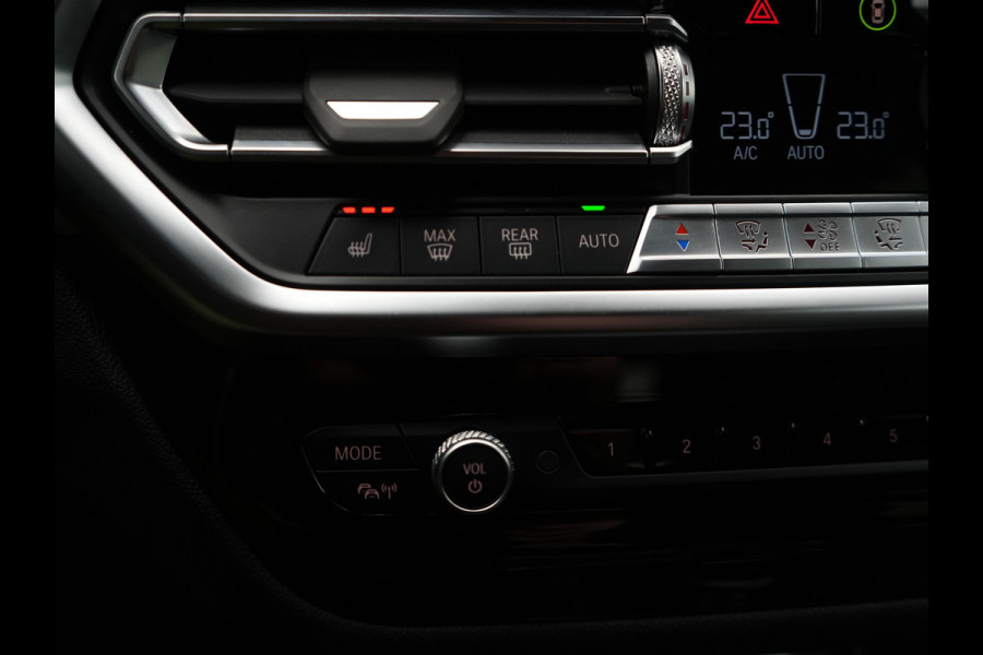 BMW X3 xDrive30e M Sport Plug In Hybrid 293pk Dealer O.H PHEV | Laser LED | 360 Camera | 20"L.M | Head Up | Shadow Line | Lederen Sportstoelen Verwarmd | Sfeerverlichting | BLIS |