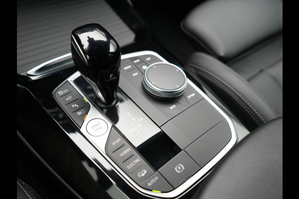 BMW X3 xDrive30e M Sport Plug In Hybrid 293pk Dealer O.H PHEV | Laser LED | 360 Camera | 20"L.M | Head Up | Shadow Line | Lederen Sportstoelen Verwarmd | Sfeerverlichting | BLIS |