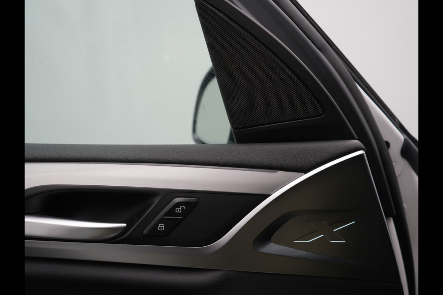 BMW X3 xDrive30e M Sport Plug In Hybrid 293pk Dealer O.H PHEV | Laser LED | 360 Camera | 20"L.M | Head Up | Shadow Line | Lederen Sportstoelen Verwarmd | Sfeerverlichting | BLIS |