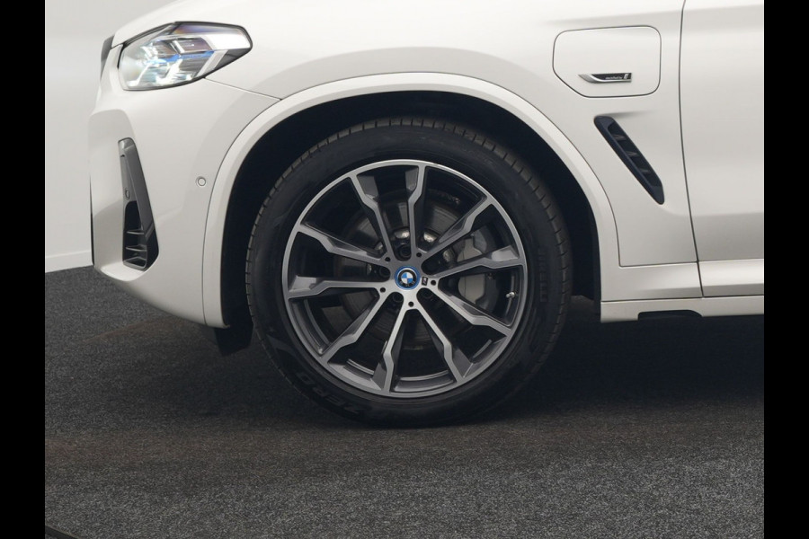 BMW X3 xDrive30e M Sport Plug In Hybrid 293pk Dealer O.H PHEV | Laser LED | 360 Camera | 20"L.M | Head Up | Shadow Line | Lederen Sportstoelen Verwarmd | Sfeerverlichting | BLIS |
