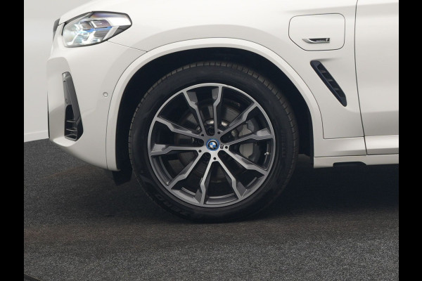 BMW X3 xDrive30e M Sport Plug In Hybrid 293pk Dealer O.H PHEV | Laser LED | 360 Camera | 20"L.M | Head Up | Shadow Line | Lederen Sportstoelen Verwarmd | Sfeerverlichting | BLIS |