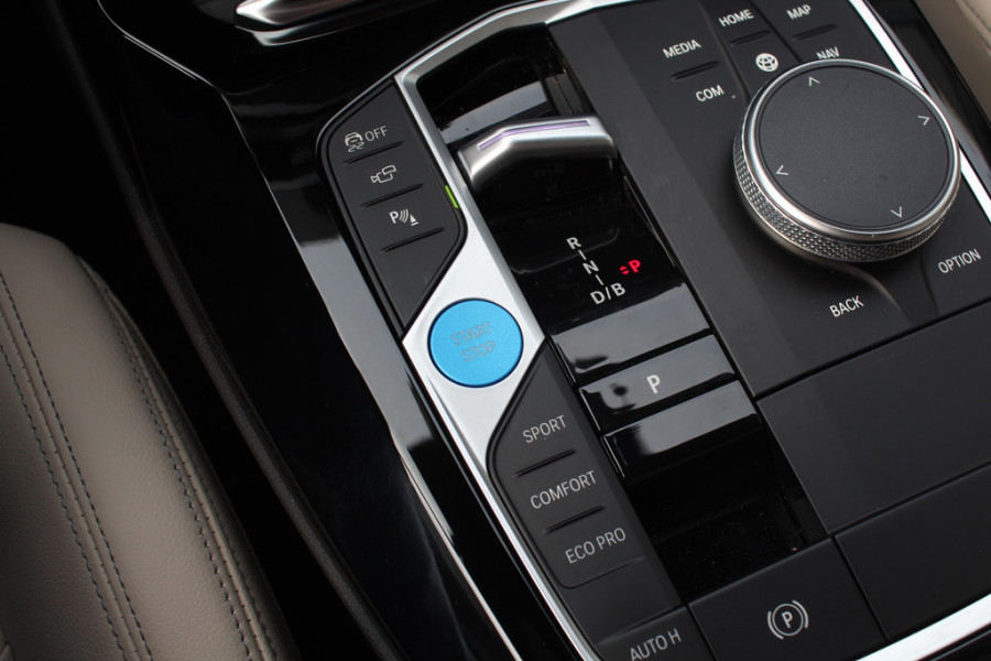 BMW iX3 High Executive 80 kWh / SoH 96,7%  / Trekhaak / Panoramadak / 360Camera / Head-up / Laser LED / Harman Kardon / ACC / Keyless / Dodehoek / DAB