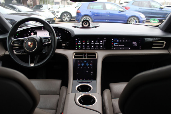 Porsche Taycan Cross Turismo 4 93 kWh 30.644 km! / SoH 94,1% / NL Auto! / NIEUWSTAAT! / Panoramadak / 360Camera / Passenger Display / Achterasbesturing / Matrix LED / 21'' / Adaptieve Stoelen / Luchtvering / Stoelventilatie / Dodehoek / Stu