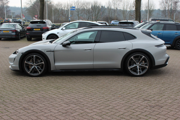 Porsche Taycan Cross Turismo 4 93 kWh 30.644 km! / SoH 94,1% / NL Auto! / NIEUWSTAAT! / Panoramadak / 360Camera / Passenger Display / Achterasbesturing / Matrix LED / 21'' / Adaptieve Stoelen / Luchtvering / Stoelventilatie / Dodehoek / Stu