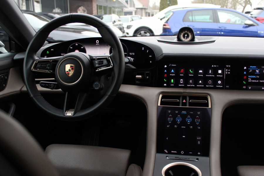 Porsche Taycan Cross Turismo 4 93 kWh 30.644 km! / SoH 94,1% / NL Auto! / NIEUWSTAAT! / Panoramadak / 360Camera / Passenger Display / Achterasbesturing / Matrix LED / 21'' / Adaptieve Stoelen / Luchtvering / Stoelventilatie / Dodehoek / Stu