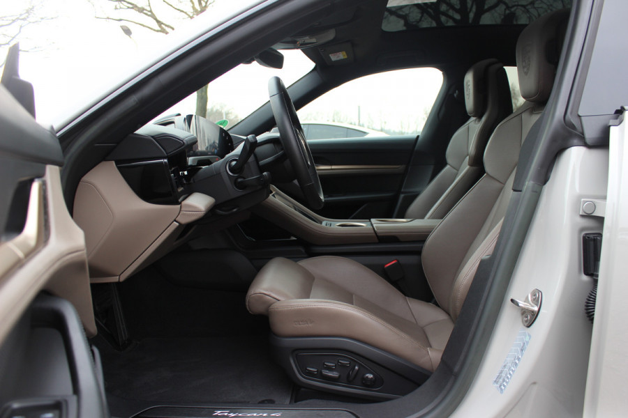 Porsche Taycan Cross Turismo 4 93 kWh 30.644 km! / SoH 94,1% / NL Auto! / NIEUWSTAAT! / Panoramadak / 360Camera / Passenger Display / Achterasbesturing / Matrix LED / 21'' / Adaptieve Stoelen / Luchtvering / Stoelventilatie / Dodehoek / Stu