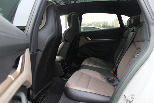 Porsche Taycan Cross Turismo 4 93 kWh 30.644 km! / SoH 94,1% / NL Auto! / NIEUWSTAAT! / Panoramadak / 360Camera / Passenger Display / Achterasbesturing / Matrix LED / 21'' / Adaptieve Stoelen / Luchtvering / Stoelventilatie / Dodehoek / Stu