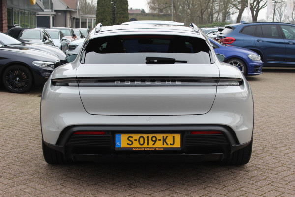 Porsche Taycan Cross Turismo 4 93 kWh 30.644 km! / SoH 94,1% / NL Auto! / NIEUWSTAAT! / Panoramadak / 360Camera / Passenger Display / Achterasbesturing / Matrix LED / 21'' / Adaptieve Stoelen / Luchtvering / Stoelventilatie / Dodehoek / Stu