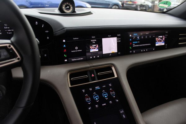 Porsche Taycan Cross Turismo 4 93 kWh 30.644 km! / SoH 94,1% / NL Auto! / NIEUWSTAAT! / Panoramadak / 360Camera / Passenger Display / Achterasbesturing / Matrix LED / 21'' / Adaptieve Stoelen / Luchtvering / Stoelventilatie / Dodehoek / Stu