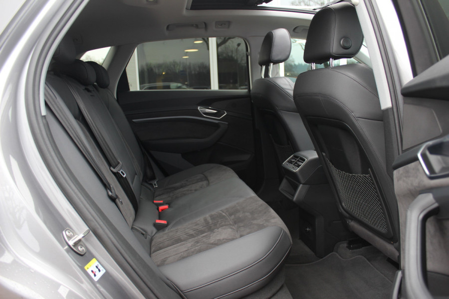 Audi e-tron 50 quattro Business edition Plus 71 kWh / SoH 92,9% / Panoramadak / Camera / Luchtvering / Intr.voorverwarming / Leder&Alcantara / 20'' / Navigatie / DAB / Stoelverwarming / ACC