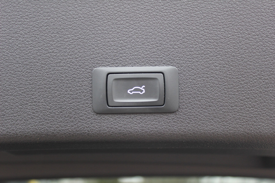 Audi e-tron 50 quattro Business edition Plus 71 kWh / SoH 92,9% / Panoramadak / Camera / Luchtvering / Intr.voorverwarming / Leder&Alcantara / 20'' / Navigatie / DAB / Stoelverwarming / ACC