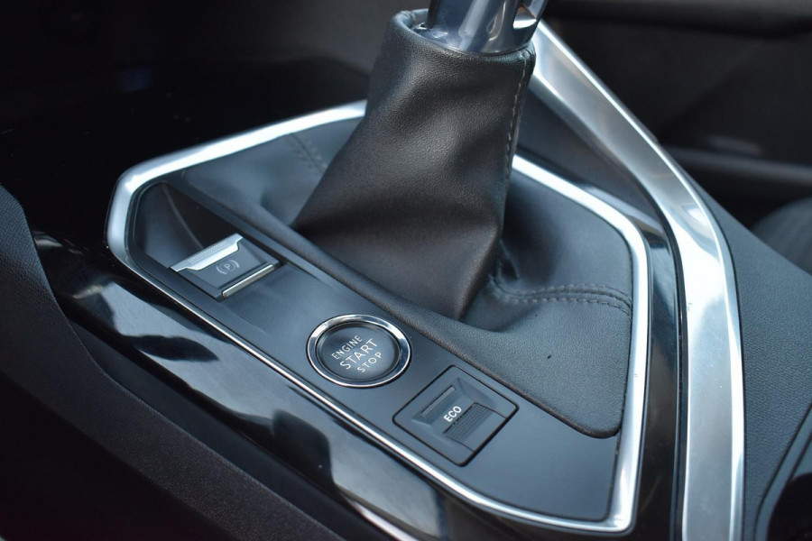 Peugeot 5008 1.2 PureTech 7 Persoons Navi Carplay Camera Trekhaak Dealer Onderhouden