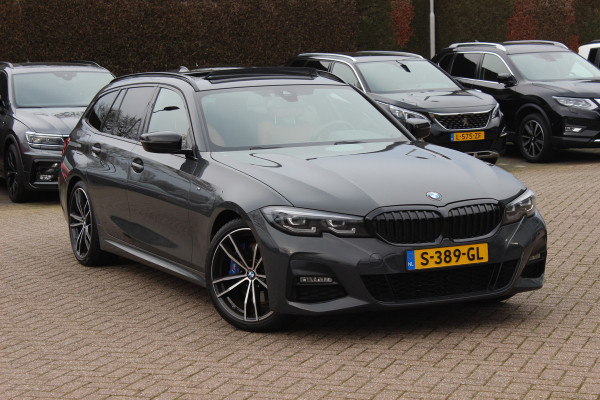 BMW 3 Serie Touring 330i High Exe. M Sport / Trekhaak / Panoramadak / Camera / Bruin Leder / 19'' / CarPlay / M Sportremmen / DAB / Stoelverwarming / Cruise Control