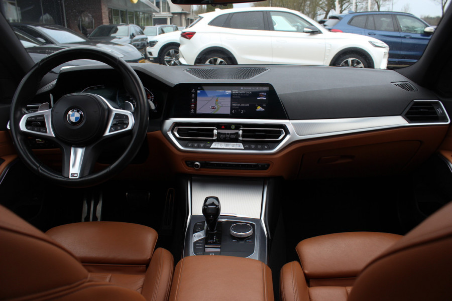BMW 3 Serie Touring 330i High Exe. M Sport / Trekhaak / Panoramadak / Camera / Bruin Leder / 19'' / CarPlay / M Sportremmen / DAB / Stoelverwarming / Cruise Control
