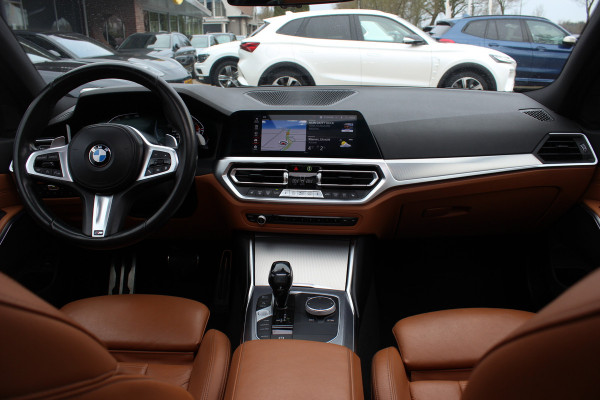 BMW 3 Serie Touring 330i High Exe. M Sport / Trekhaak / Panoramadak / Camera / Bruin Leder / 19'' / CarPlay / M Sportremmen / DAB / Stoelverwarming / Cruise Control