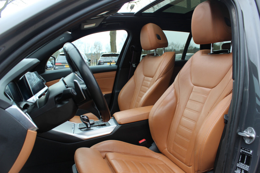 BMW 3 Serie Touring 330i High Exe. M Sport / Trekhaak / Panoramadak / Camera / Bruin Leder / 19'' / CarPlay / M Sportremmen / DAB / Stoelverwarming / Cruise Control