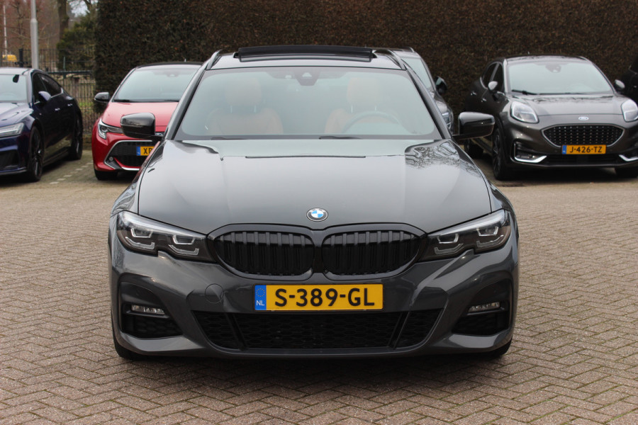 BMW 3 Serie Touring 330i High Exe. M Sport / Trekhaak / Panoramadak / Camera / Bruin Leder / 19'' / CarPlay / M Sportremmen / DAB / Stoelverwarming / Cruise Control