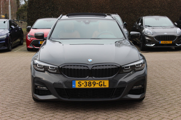 BMW 3 Serie Touring 330i High Exe. M Sport / Trekhaak / Panoramadak / Camera / Bruin Leder / 19'' / CarPlay / M Sportremmen / DAB / Stoelverwarming / Cruise Control