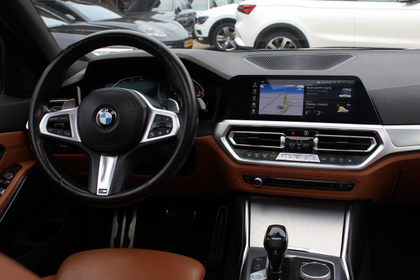 BMW 3 Serie Touring 330i High Exe. M Sport / Trekhaak / Panoramadak / Camera / Bruin Leder / 19'' / CarPlay / M Sportremmen / DAB / Stoelverwarming / Cruise Control