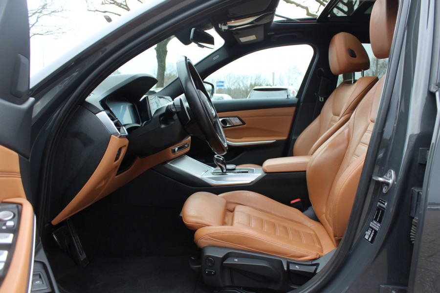BMW 3 Serie Touring 330i High Exe. M Sport / Trekhaak / Panoramadak / Camera / Bruin Leder / 19'' / CarPlay / M Sportremmen / DAB / Stoelverwarming / Cruise Control